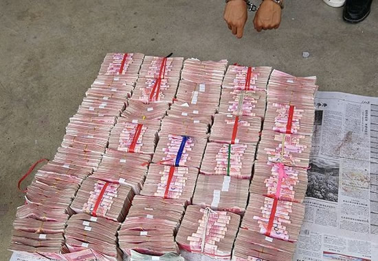 民房墻體摳出百萬(wàn)