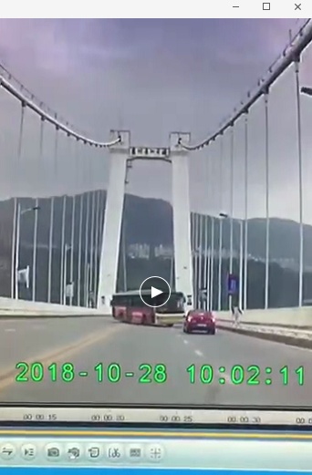 重慶公交墜江瞬間 公交車(chē)突然急轉(zhuǎn)沖出護(hù)欄