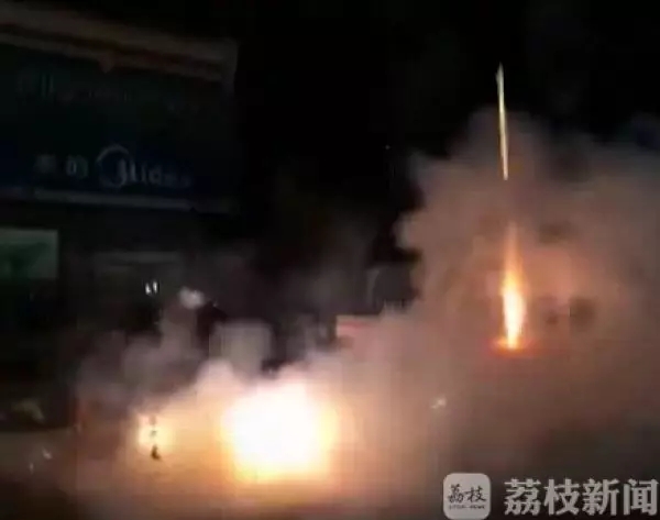 爸爸放煙花慶祝11歲兒子考7分：以前?？?分