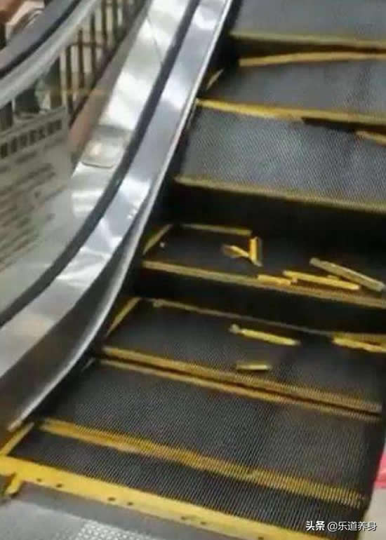 商場(chǎng)電梯崩裂瞬間