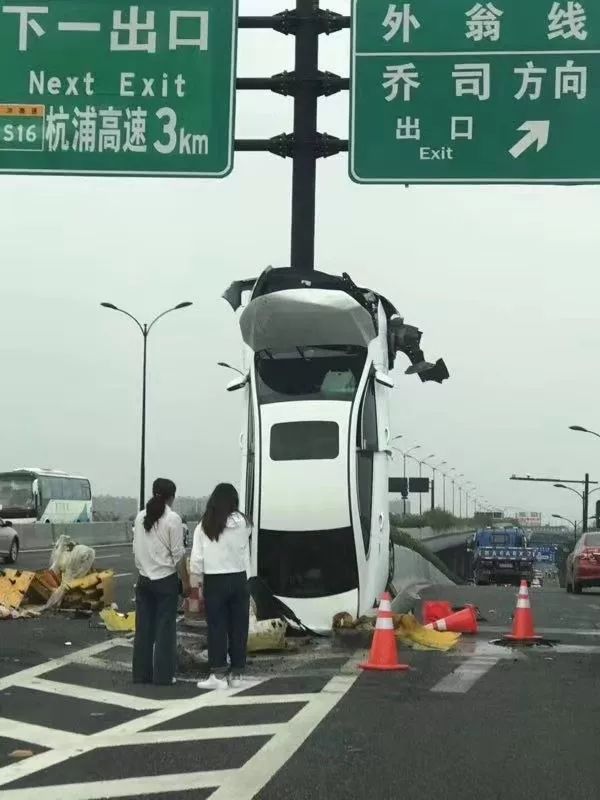 杭州轎車開(kāi)上天了