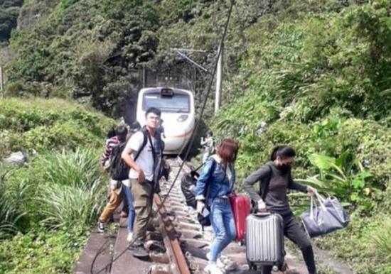 臺(tái)鐵列車發(fā)生出軌事故 多人無(wú)生命征象