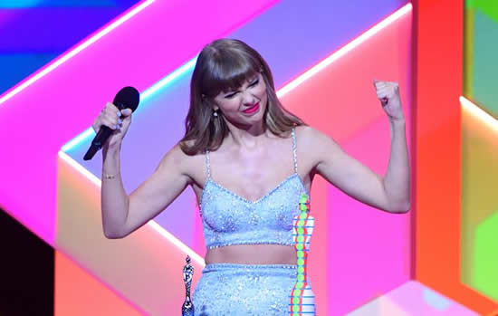 泰勒·斯威夫特 (Taylor Swift) 在2021年全英音樂(lè)獎(jiǎng)期間在倫敦O2競(jìng)技場(chǎng)接受了全球偶像獎(jiǎng)