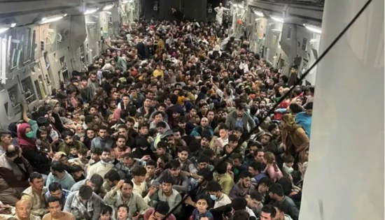 美國(guó)C-17運(yùn)輸機(jī)搭載640名阿富汗人