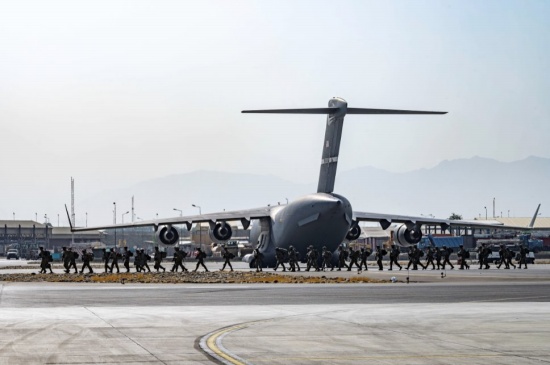 美軍離開喀布爾前摧毀了數(shù)十架飛機(jī)和裝甲車