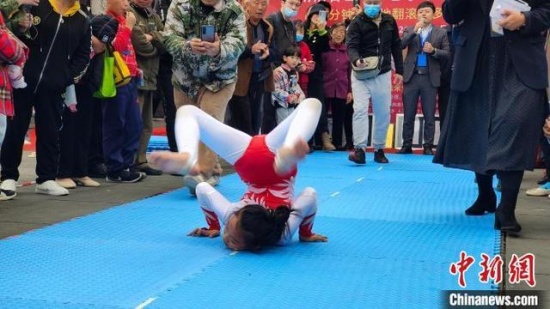 成都10歲女孩陳洲陽挑戰柔術世界紀錄，一天連破三項世界紀錄。