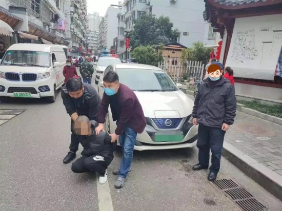 乘客是逃犯 司機(jī)免提接到警察電話