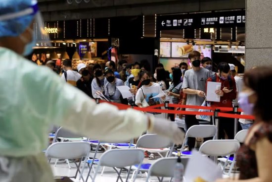 臺(tái)灣每日新冠病例首次突破10000例