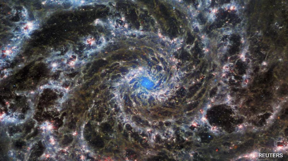 人們認(rèn)為暗物質(zhì)將星系拉到一起，而暗能量則將它們推開。